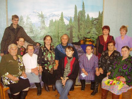 Участники музыкально-этнографической экспедиции в гостях у жителей села Малопесчанка 
